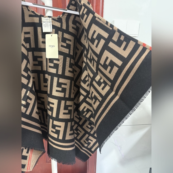 Fendi Oversized Reversible Cape - Picture 4 of 10